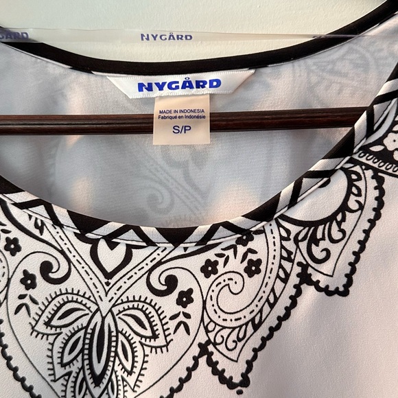 Elegant top - Picture 1 of 2